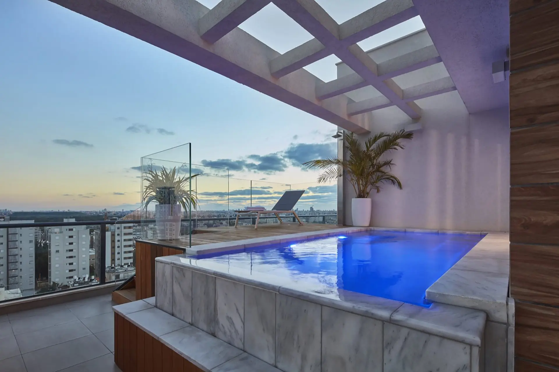 Basen z nowoczesnym wykończeniem