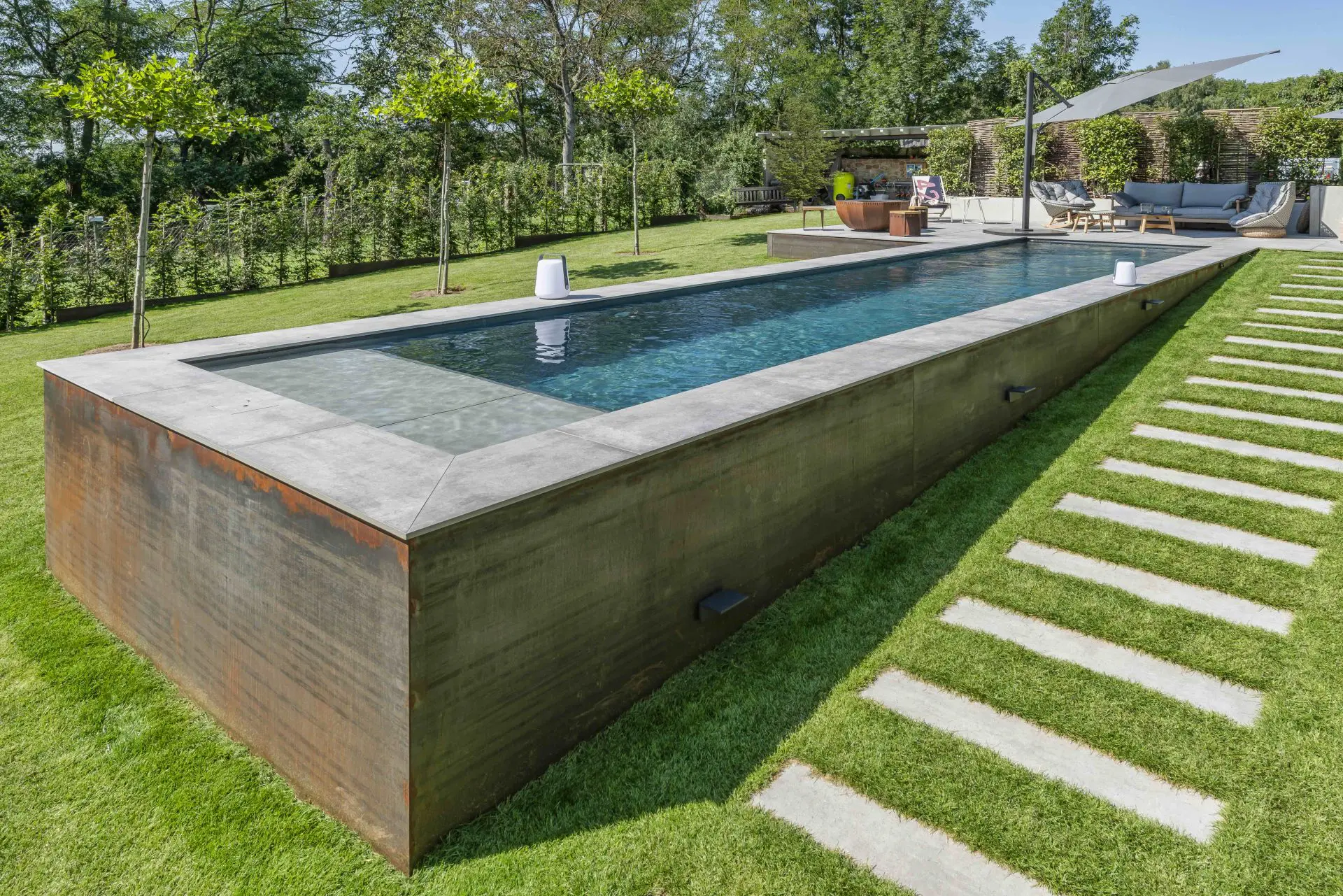 Basen w ogrodzie Compass Pools