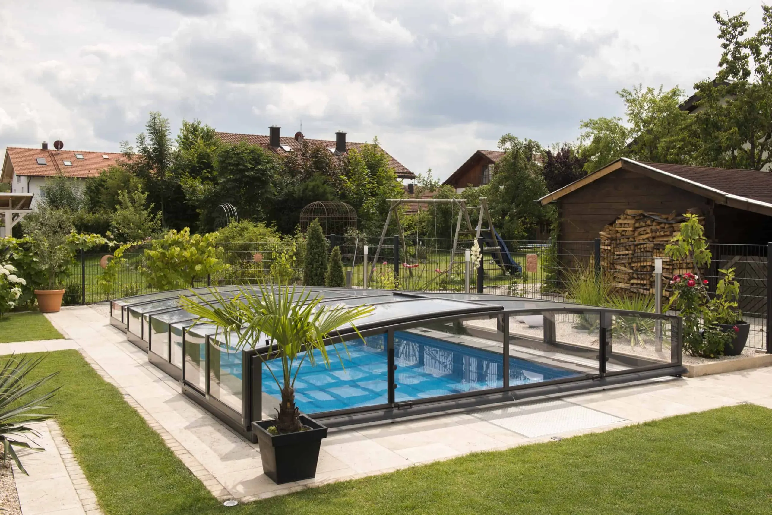 Basen ceramiczny Compass z nadziemnym przesuwanym zadaszeniem