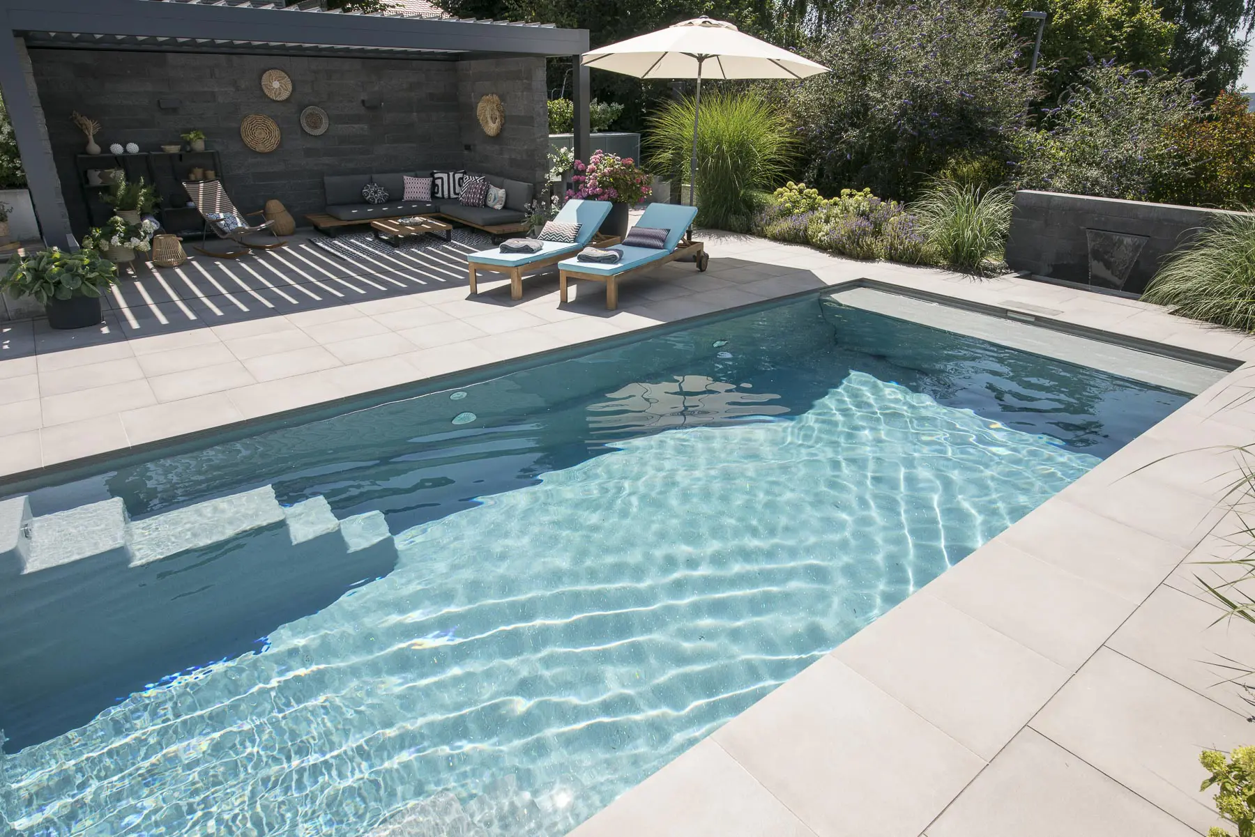 Nietypowy basen betonowy