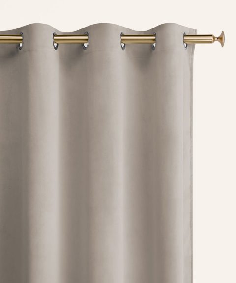 Pieskový záves zavesený na garnižu