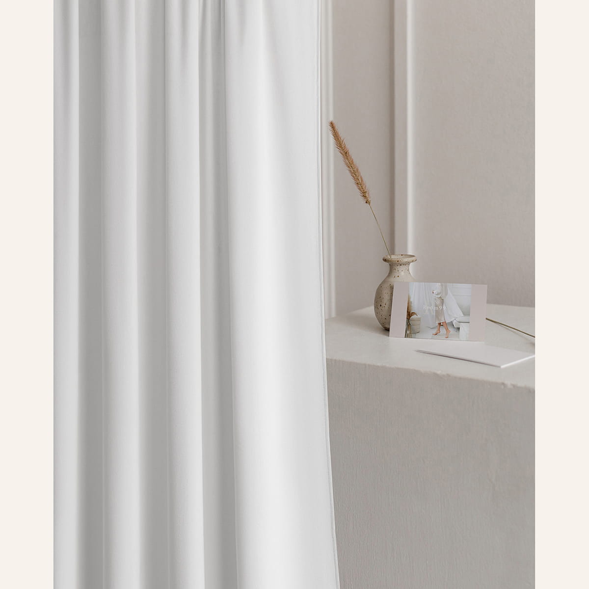 biely zamatový záves s tunelom Dlhý biely záves do obývačky