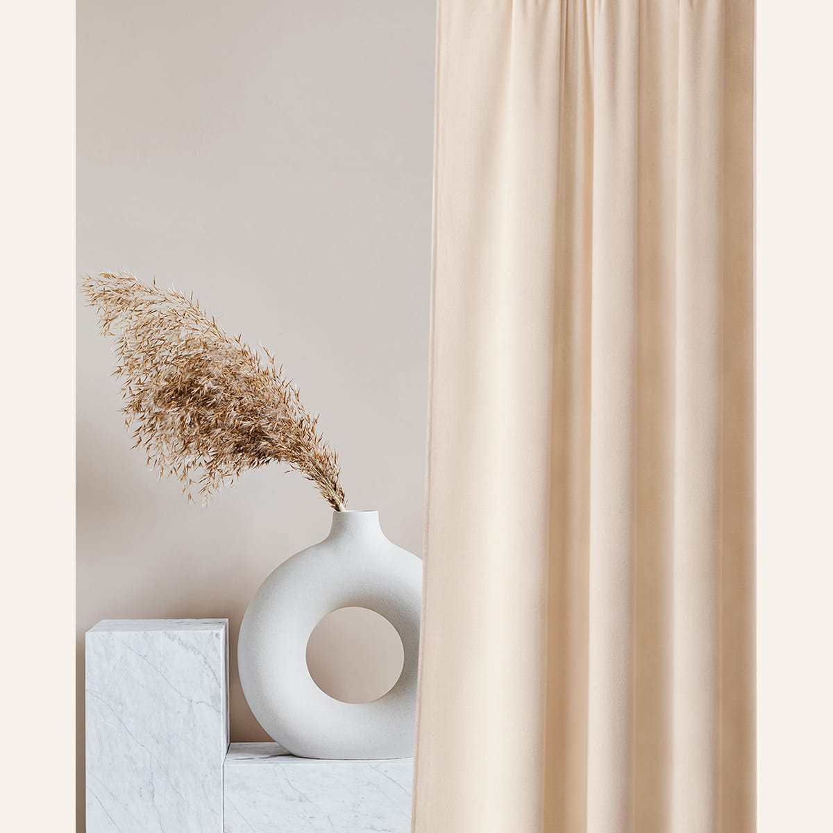 Zamatový záves krémový Charmy 140x250 Dlhý krémový záves do obývačky
